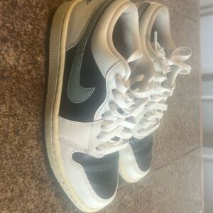 White womens nike shoes size 6.5 with green logo on side and heal of shoe..